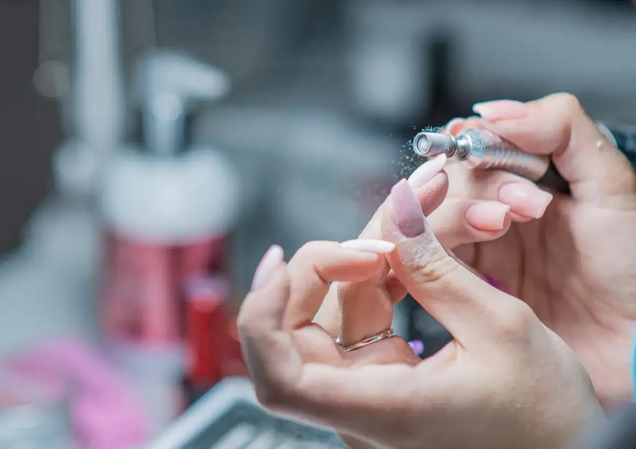 Czy frezarka niszczy paznokcie? Poznaj ryzyko i jak go uniknąć