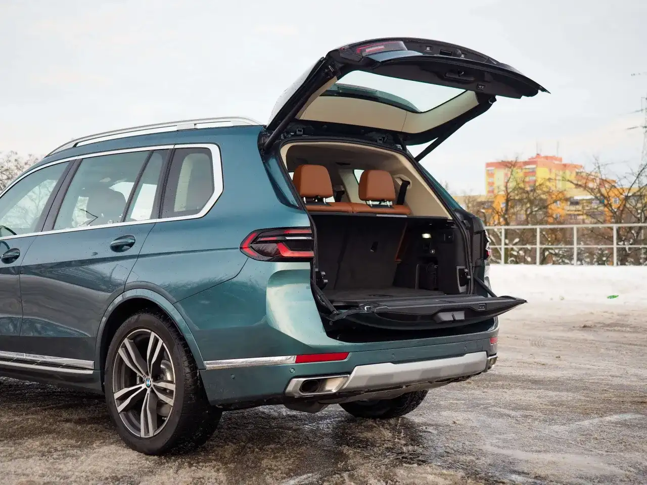 Zielony BMW X7 z otwartym bagażnikiem, gotowy na podróż. Sprawdź aktualną bmw x7 cena.
