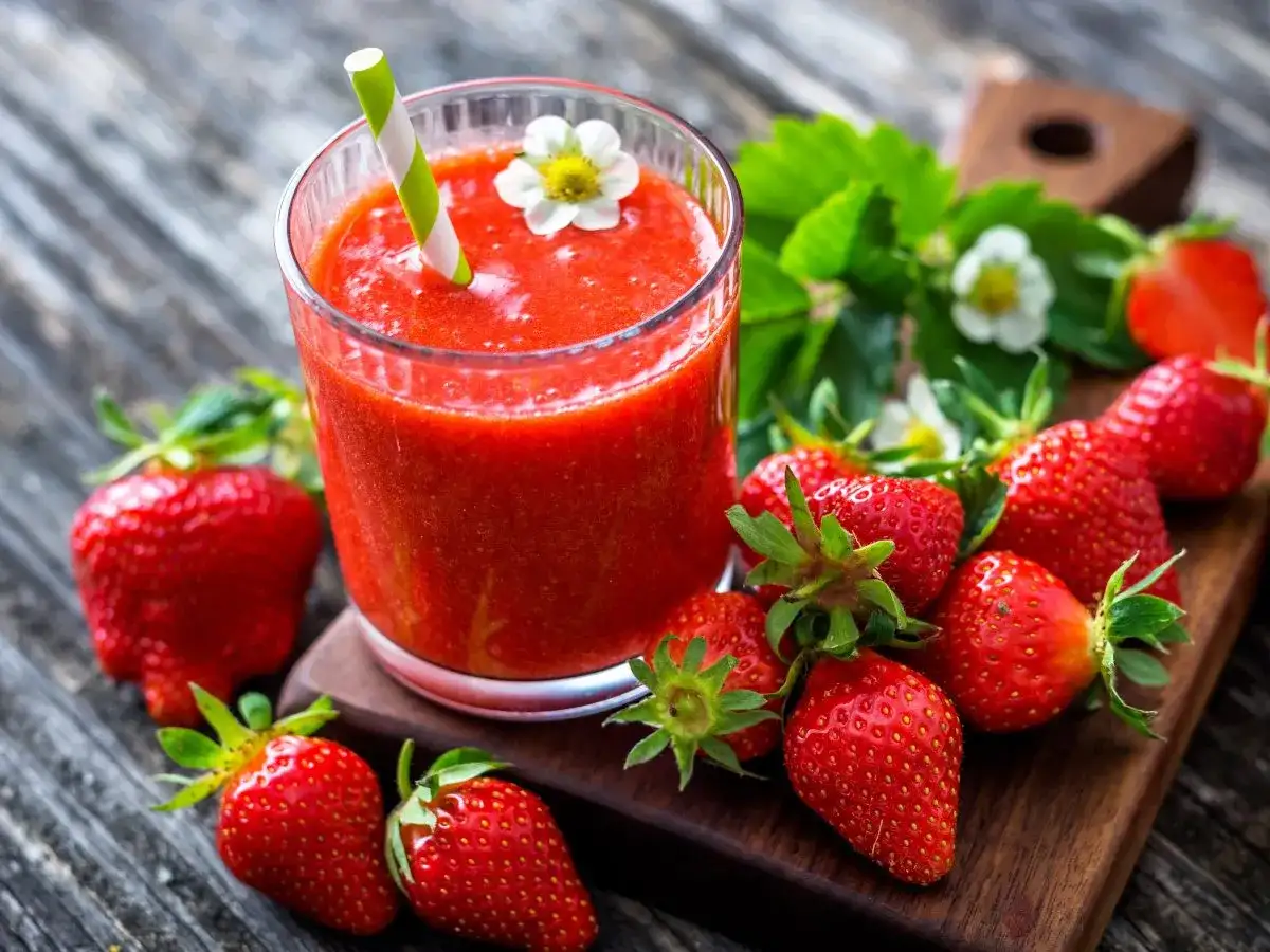 Pyszne koktajle truskawkowe: przepisy, triki, wersje fit i więcej!