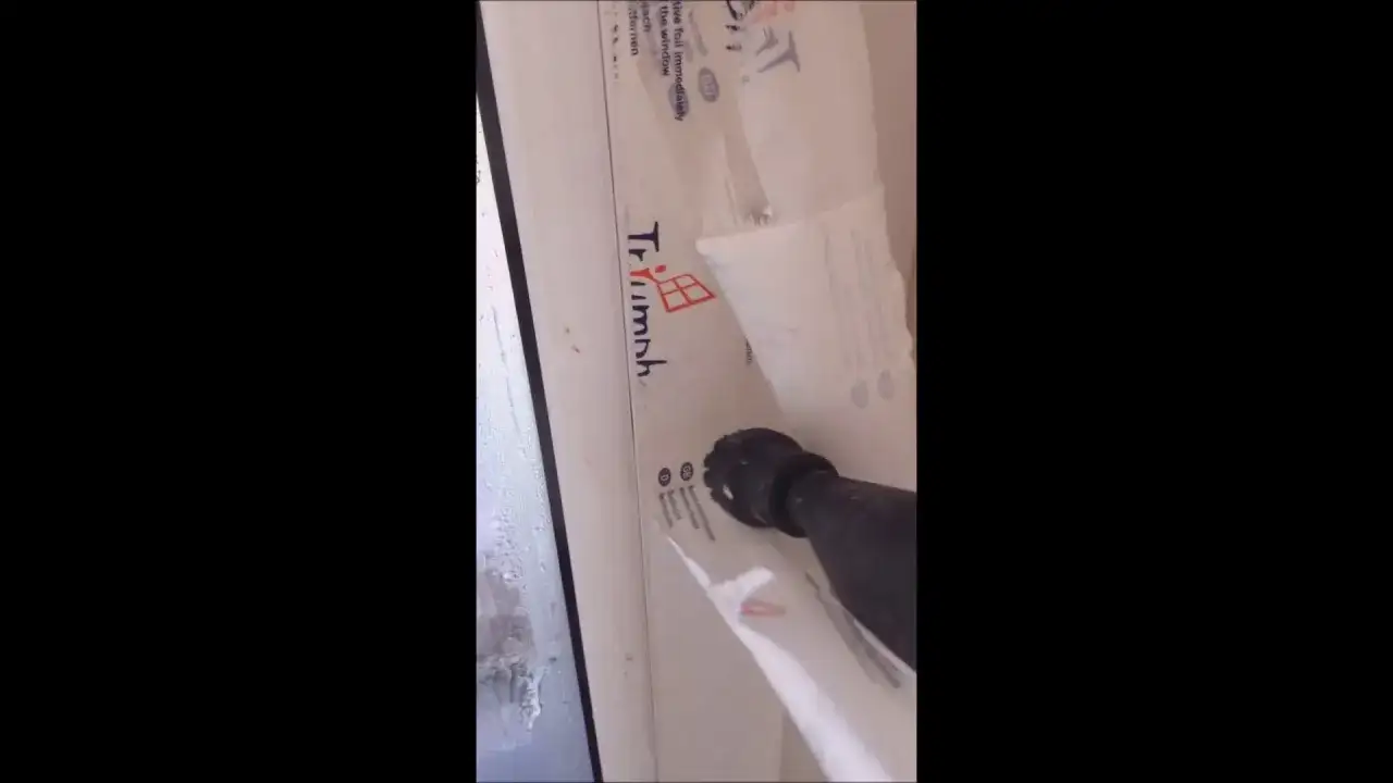 Jak zerwać folię z okien bez uszkodzeń i frustracji