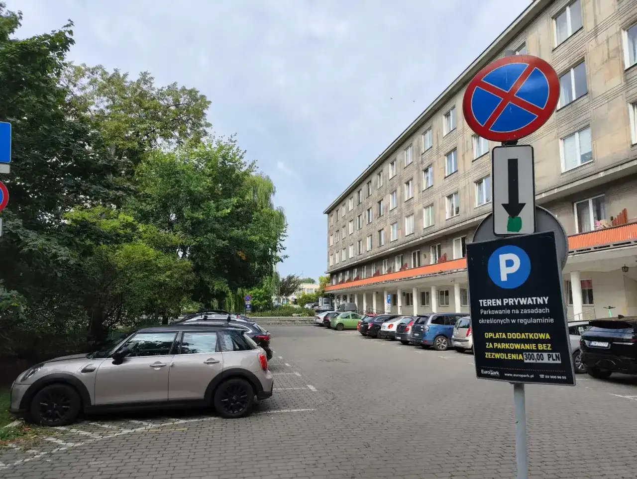 Znak informuje o podziale miejsca parkingowego we wspólnocie mieszkaniowej. Teren prywatny, parkowanie płatne.