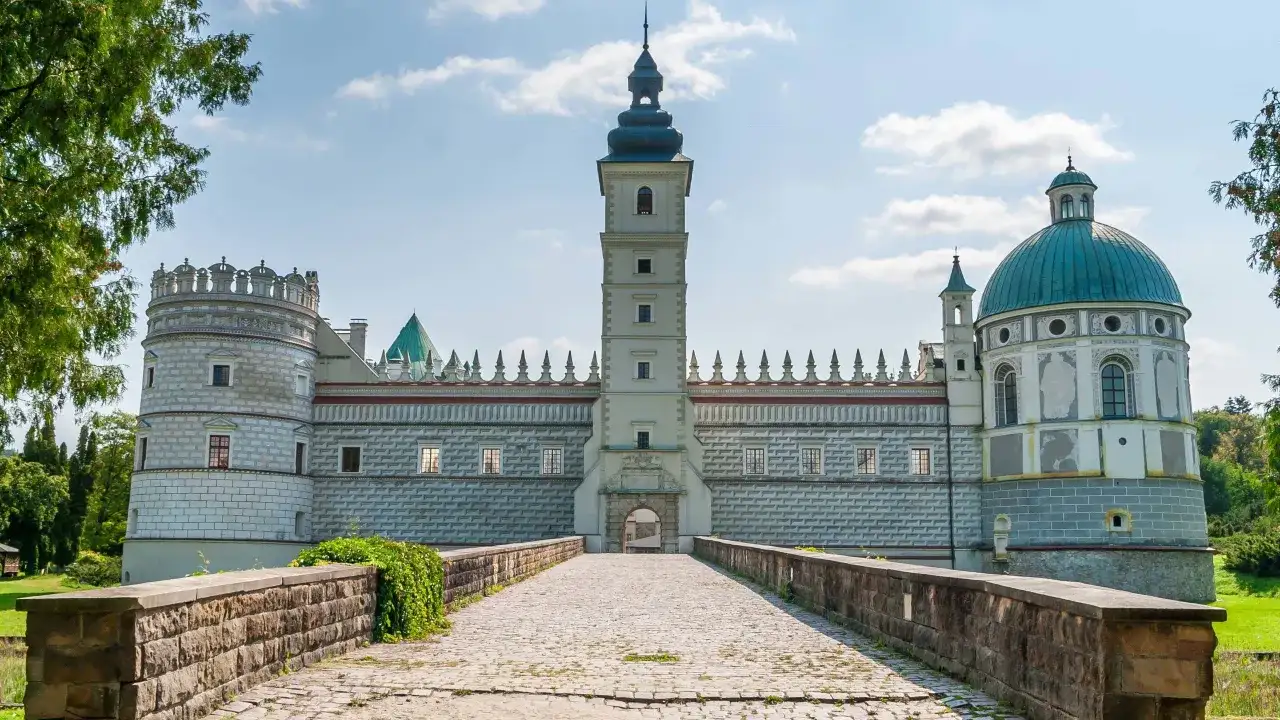 Krasiczyn: Jak zwiedzić ten piękny polski zamek?