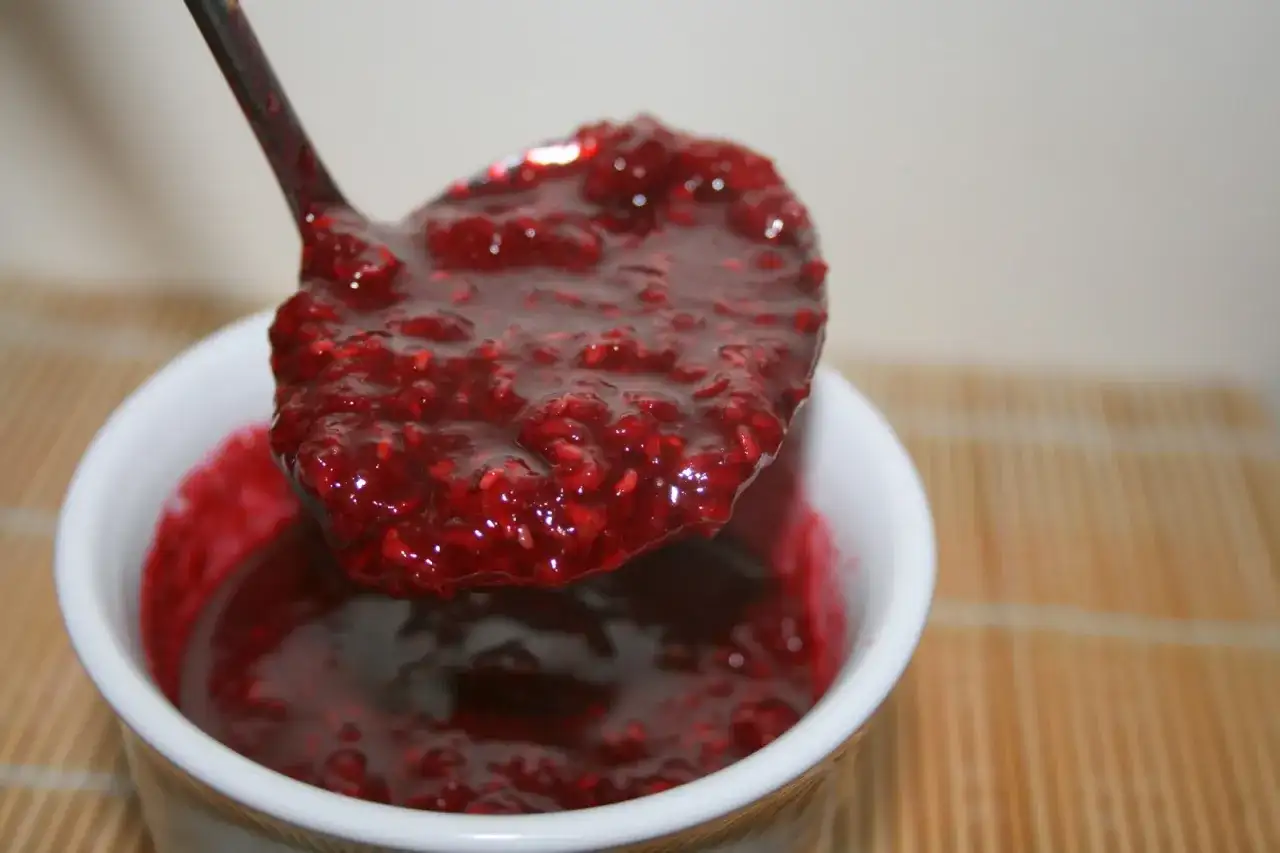 Jak zrobić sos malinowy – prosty przepis na pyszny dodatek do deserów