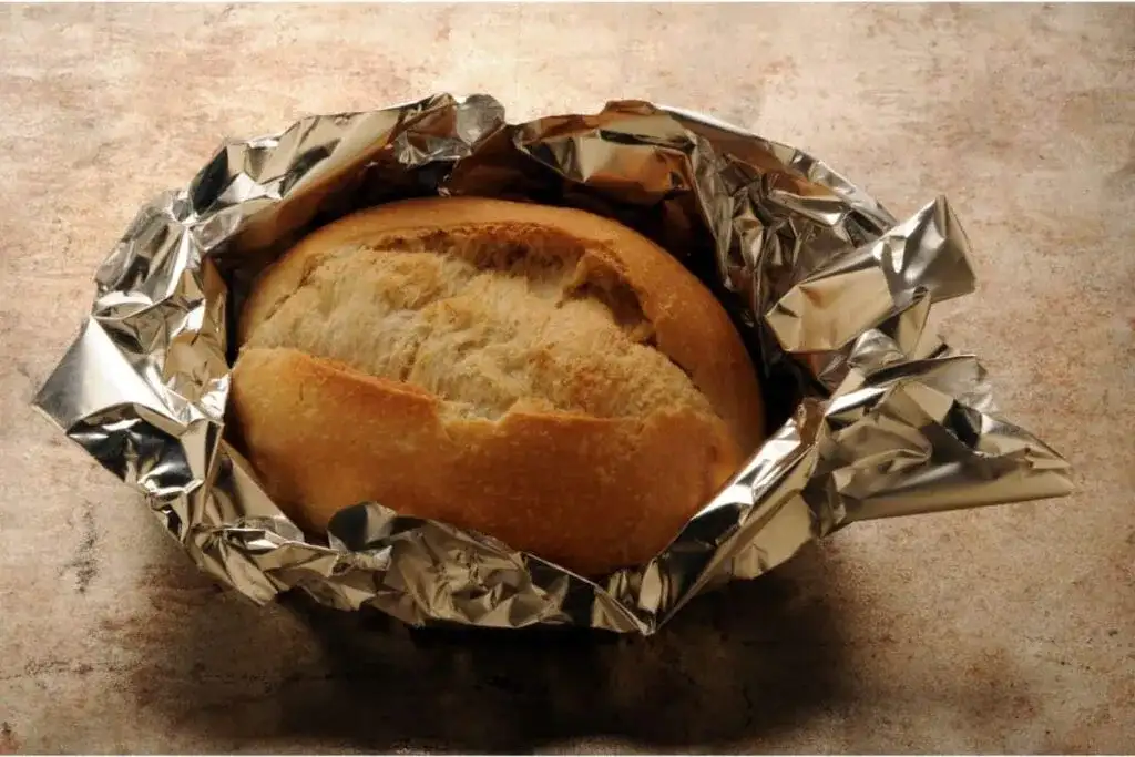 Jak odświeżyć bułki w mikrofalówce? Szybki sposób na miękkość