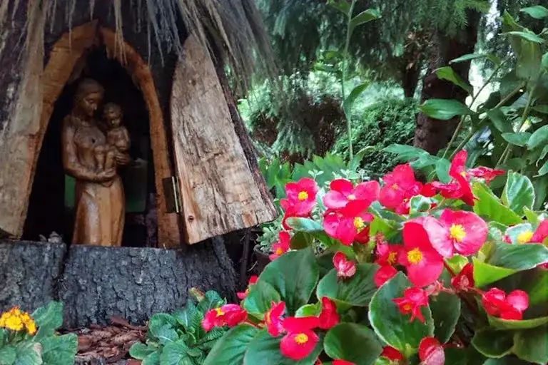 Jak zrobić kapliczkę w ogrodzie – praktyczne porady i inspiracje