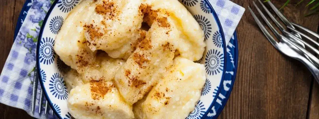 Kluski leniwe z czym podać, aby zaskoczyć smakiem i aromatem