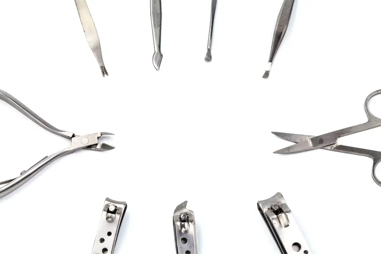 Od cęgów po frezy - jak narzędzia podologiczne pomagają dbać o zdrowie stóp?