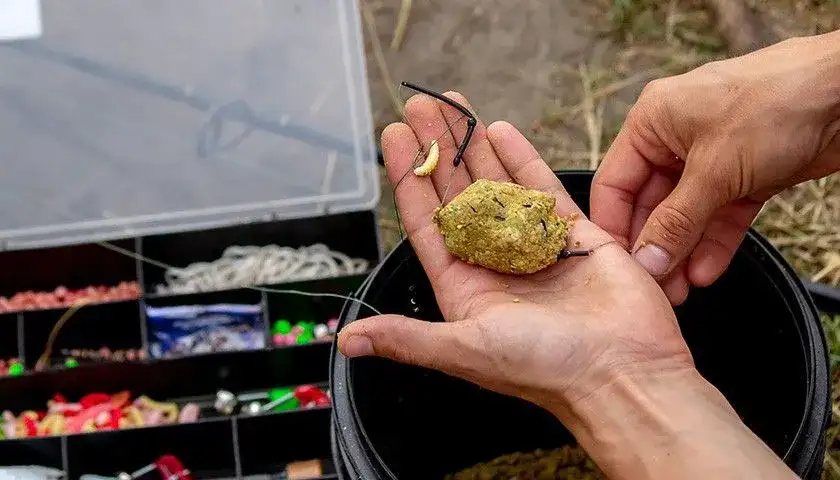 Jak założyć pellet na haczyk? Skuteczne metody i porady