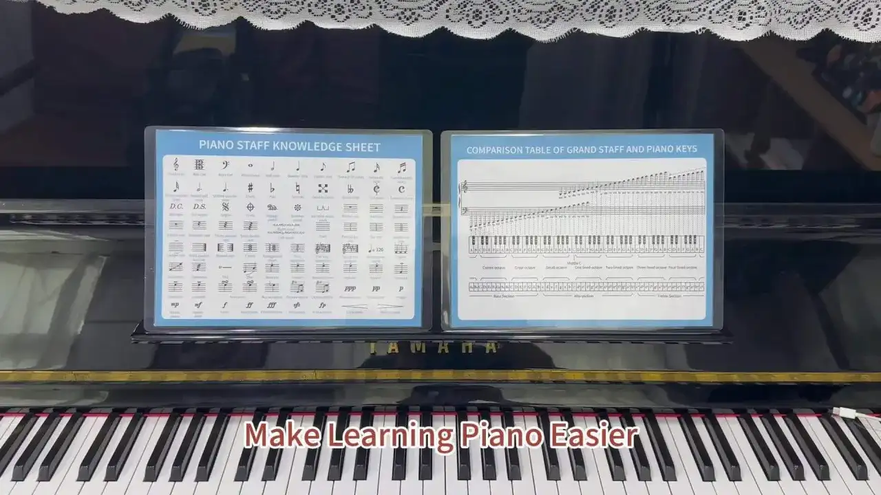 Na fortepianie leżą karty z wiedzą o kluczu i klawiszach fortepianu. Widoczne są oznaczenia dynamiki, np. "pf" (piano forte), co oznacza ciche, a potem głośne zagranie.