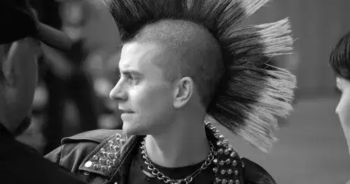 Polski punk rock - historia i rozwój kontrowersyjnego gatunku