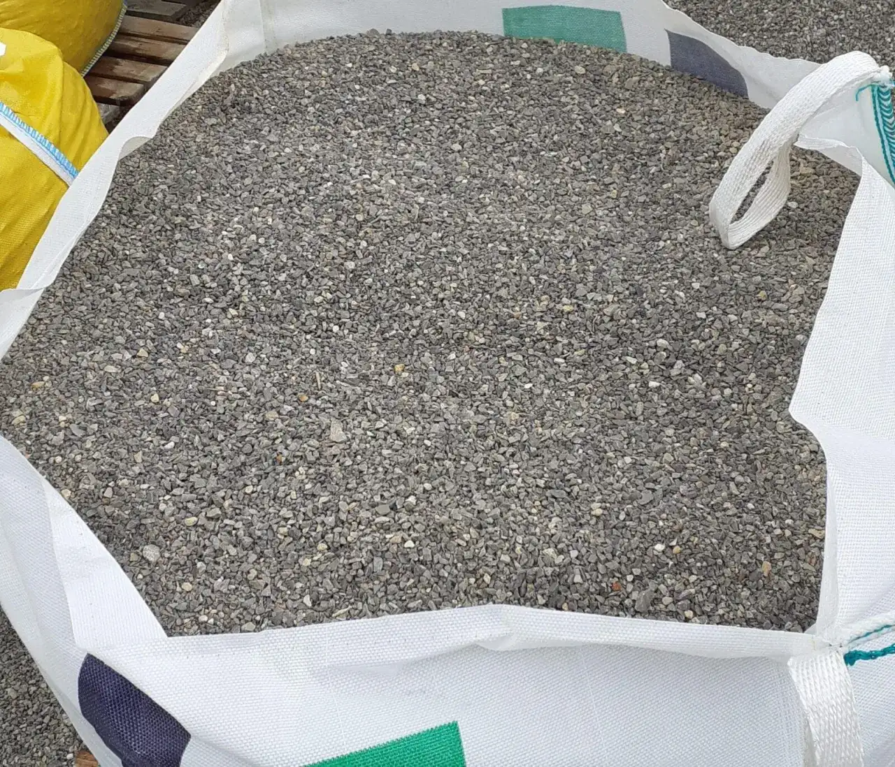 Jaki żwir pod kostkę brukową? Wybierz kruszywo na lata!