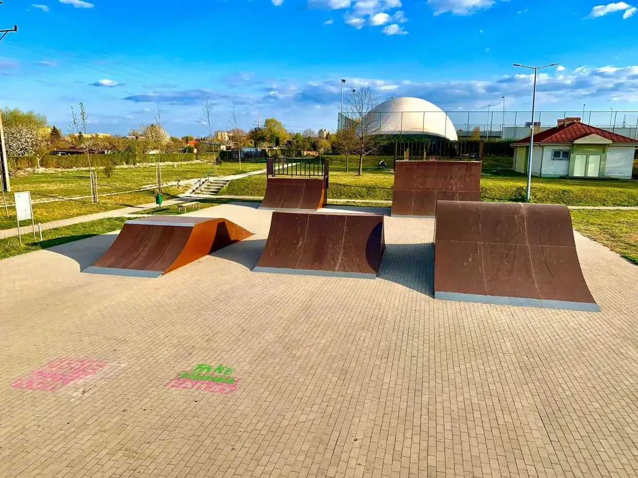 Skatepark Konin - idealne miejsce dla miłośników deskorolki i rolek