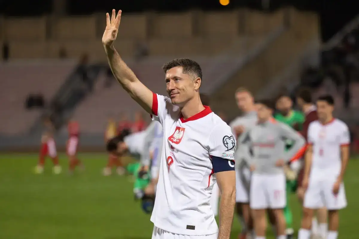 Robert Lewandowski, jeden z najlepszych strzelców reprezentacji Polski, pozdrawia kibiców.