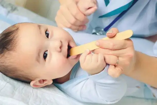 Ból w buzi dziecka: Szybka ulga i co robić, gdy to za mało?