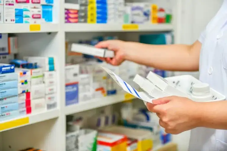 La historia y regulación de medicamentos sin receta: riesgos y beneficios