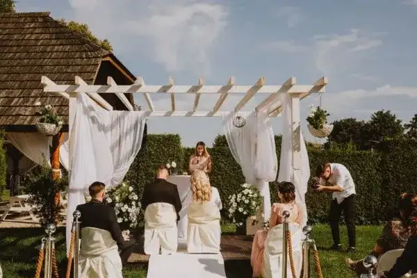 Ślub humanistyczny: co to? Ceremonia, przysięgi, koszty i prawo