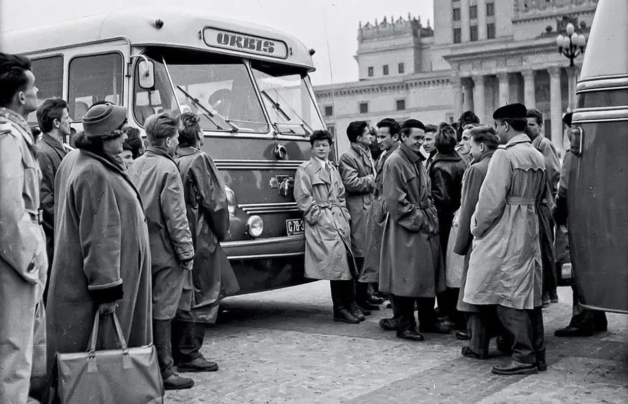 Wyjście z koszar: Jak wyglądało w PRL-u? Zaskakujące fakty i mity epoki