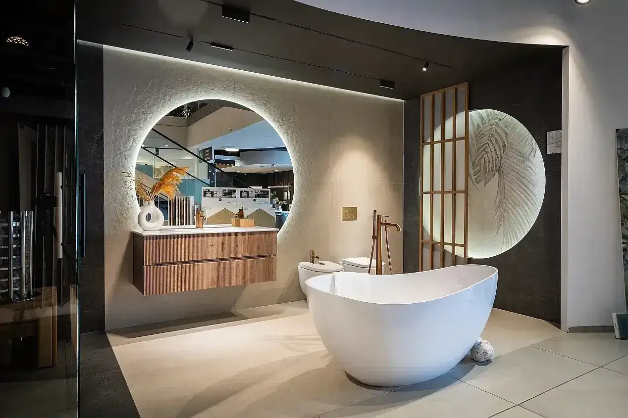 Nowoczesna łazienka z ledami, wolnostojącą wanną i podwieszaną szafką.