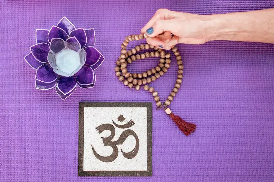 Czy mantra to grzech? Odkryj kontrowersje w różnych religiach