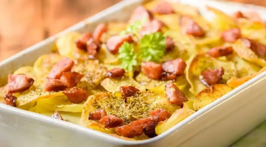 Zapiekanka ziemniaczana z kiełbasą: Prosty przepis na idealny obiad