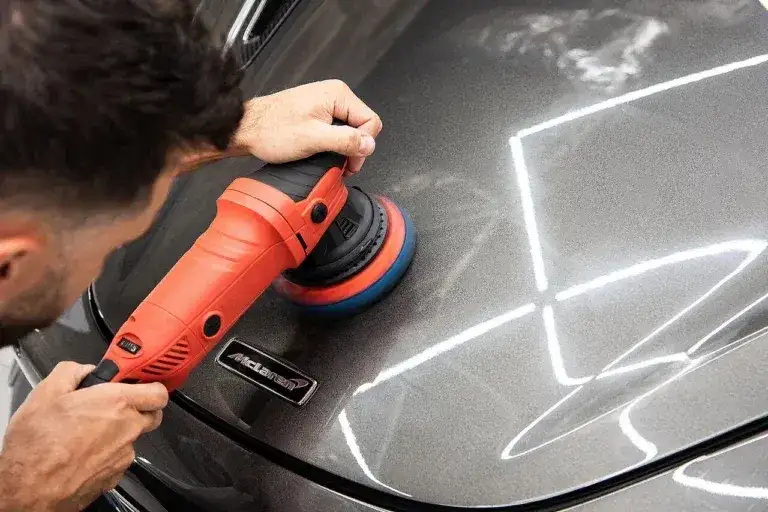 Ile kosztuje polerowanie auta u lakiernika? Sprawdź ceny i metody