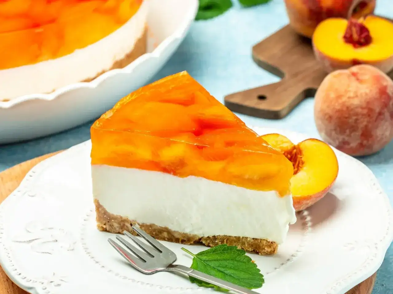 Pyszny, lekki sernik na zimno z brzoskwiniami i galaretką. Czy sernik na zimno jest lekkostrawny? Ten wygląda na idealny wybór!