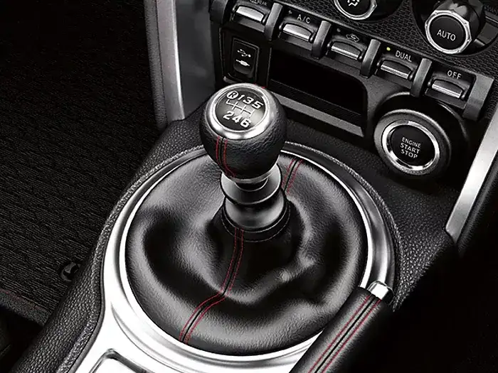 Jak jeździć manualną skrzynią biegów: kluczowe zasady i porady dla kierowców