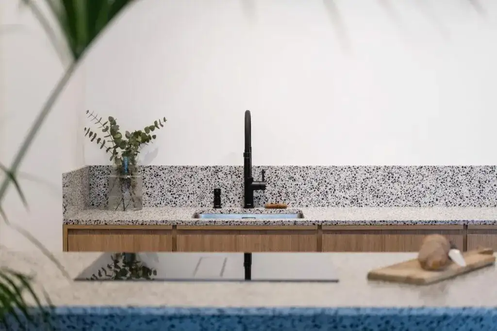 Jak skutecznie impregnować konglomerat, aby uniknąć zniszczeń?