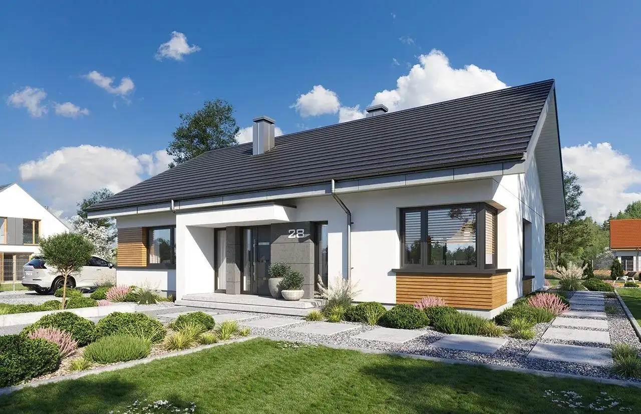 Nowoczesny, biały dom z szarym dachem i drewnianymi elementami, otoczony zielenią.