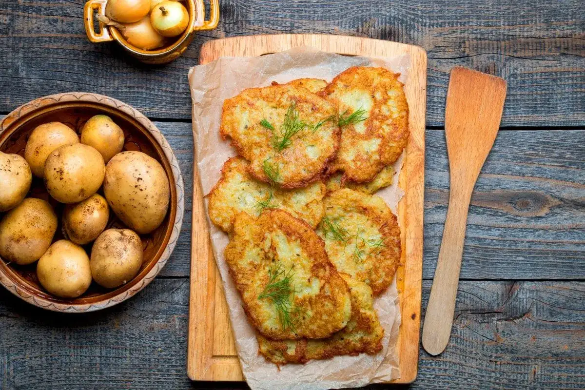 Z czym można zjeść placki ziemniaczane? 10 pysznych dodatków, które zaskoczą