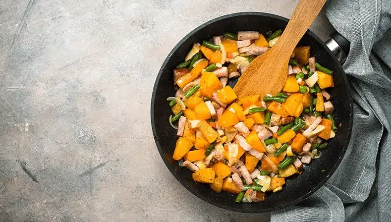 Warzywa na patelnie z czym podać: najlepsze połączenia smakowe