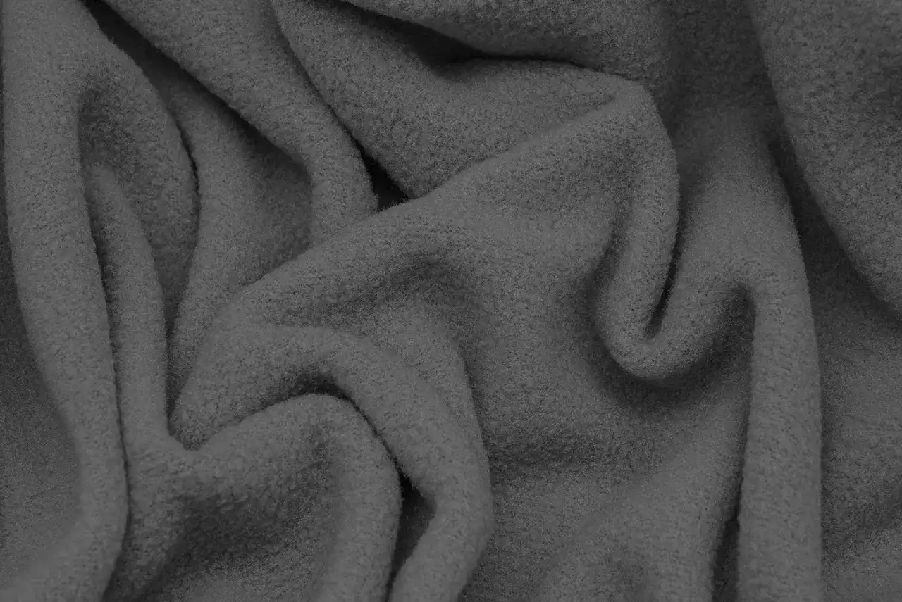 Miękki, szary polar, idealny na ciepłe ubrania. Czy wiesz, polar co to? To tkanina, która otuli Cię w chłodne dni.
