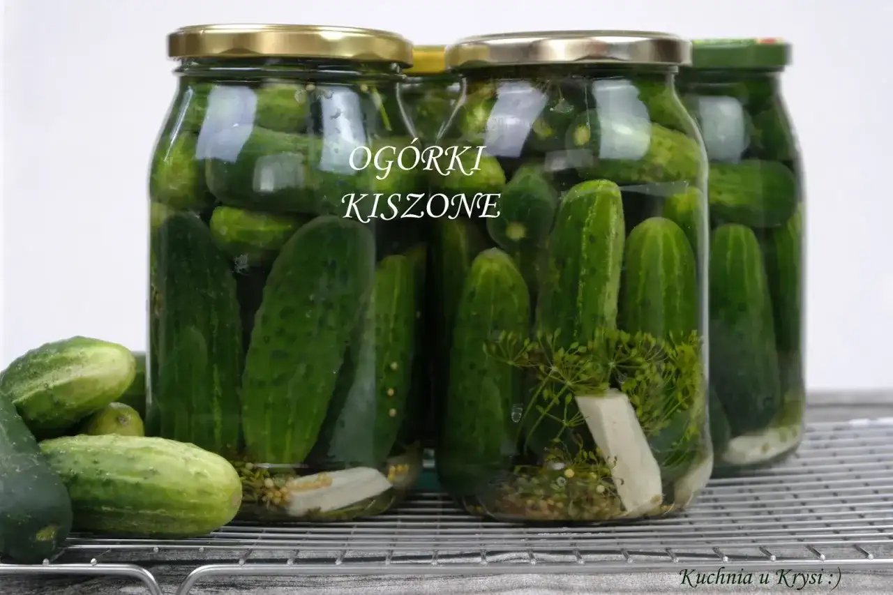 Ogórki kiszone bez solanki? Jak uzupełnić i uratować przetwory