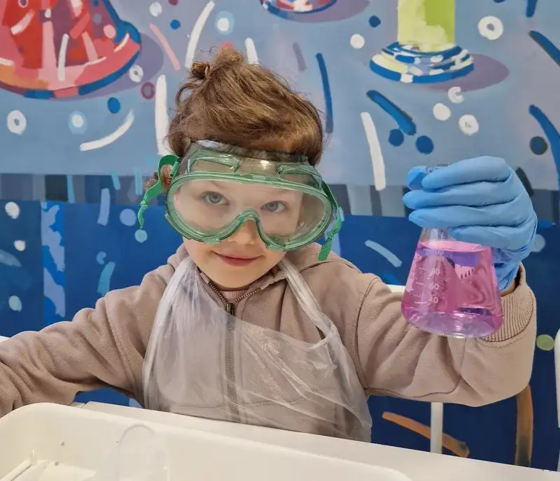 Jak wybrać zajęcia z chemii dla dziecka? Rozwiń pasję!