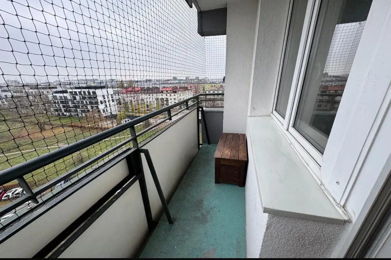 Czy montaż siatki na balkonie wymaga zgody wspólnoty? Sprawdź!