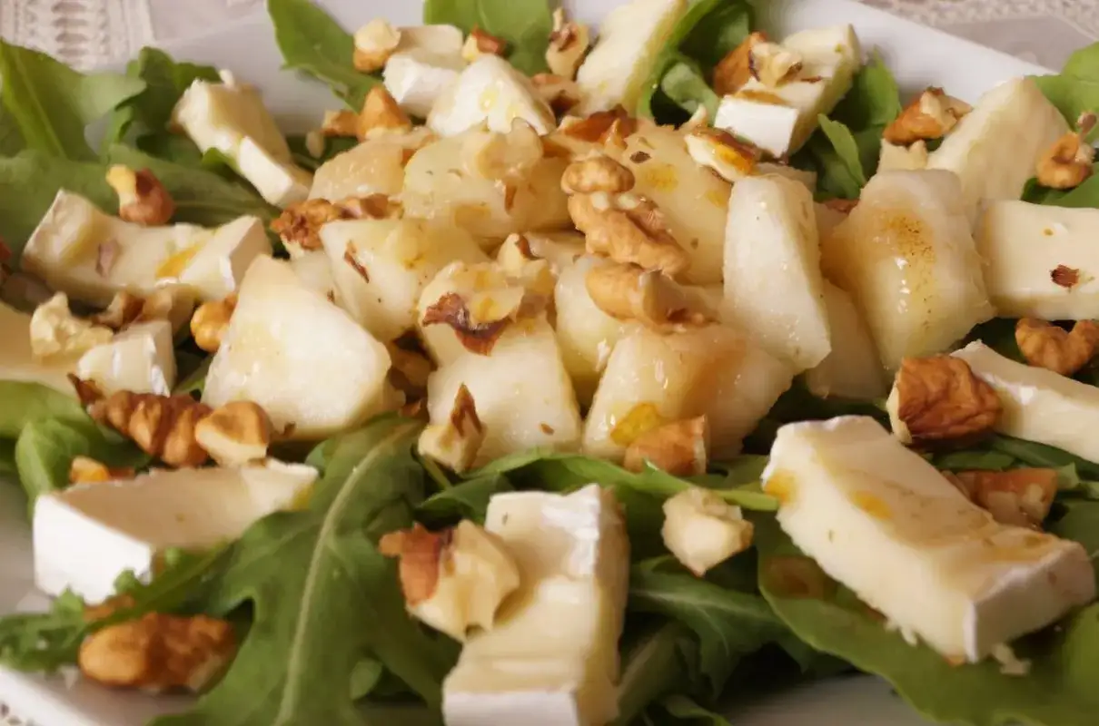 Sałatka z gruszką i camembertem – przepis na eleganckie danie