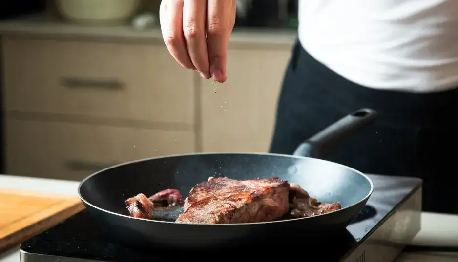 Jak smażyć wołowinę na patelni, by uniknąć wysuszenia mięsa