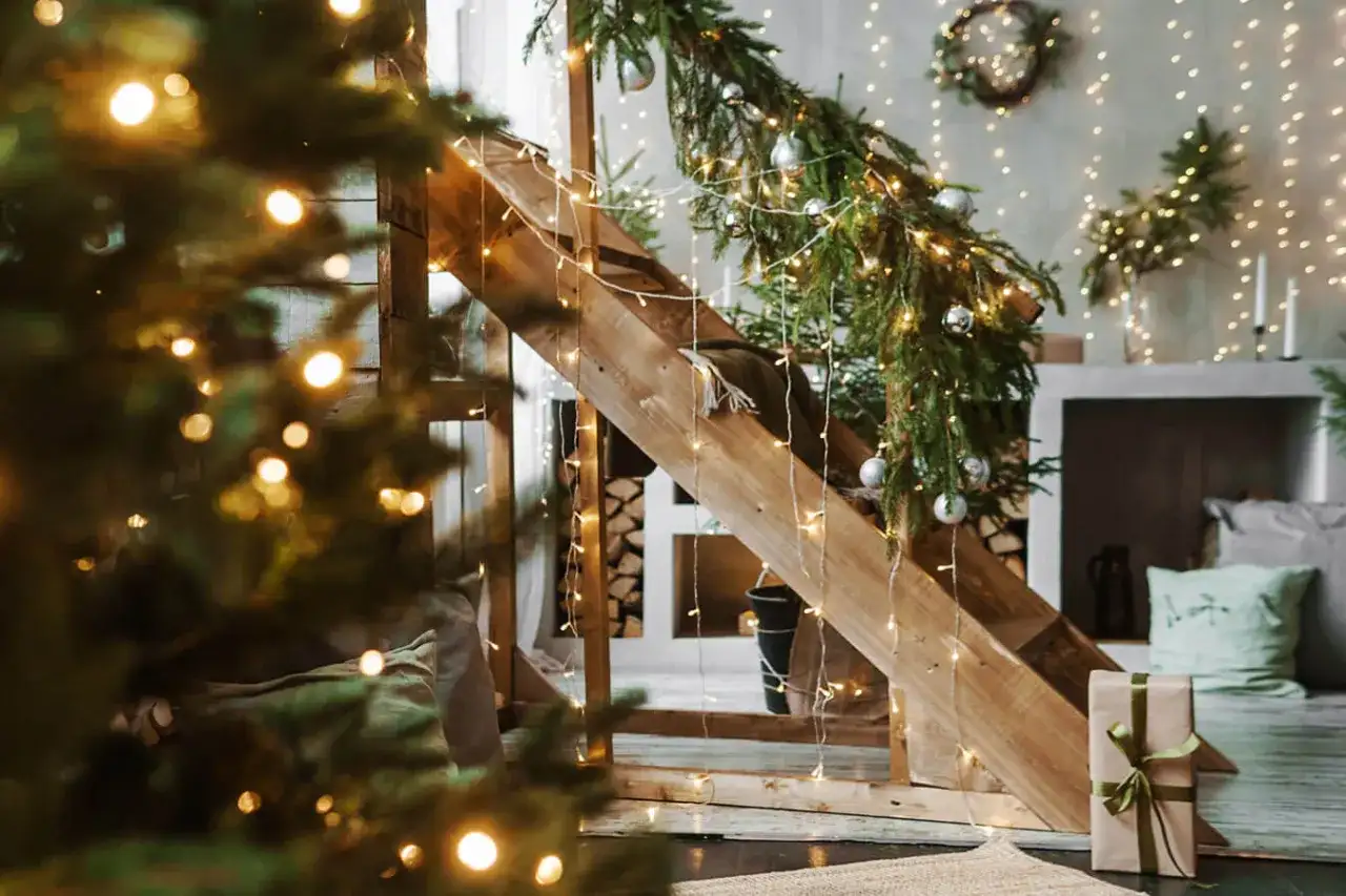 Świąteczne lampki oplatają drewniane schody i choinkę. Zastanawiasz się, czym przykleić lampki do ściany, by stworzyć taki magiczny nastrój?