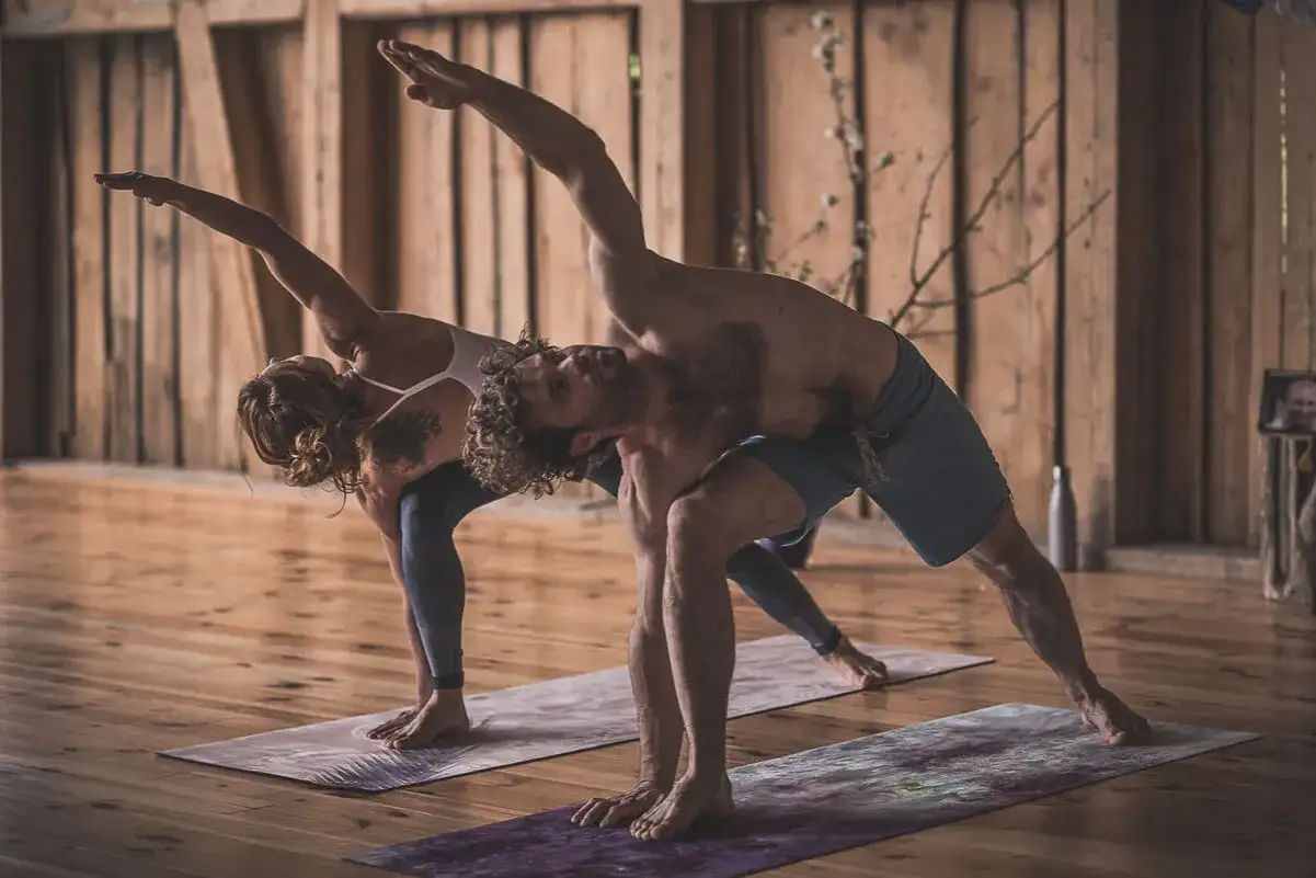 Ashtanga joga co to? Poznaj tajniki tej dynamicznej praktyki jogi