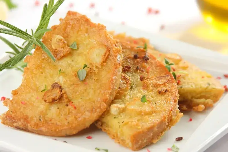 Chleb opiekany w jajku: pomysł na szybką i smaczną kolację