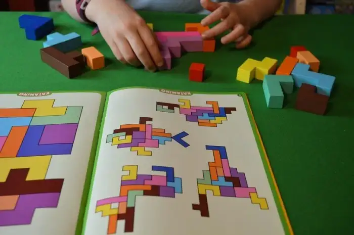 Graj w katamino online za darmo! Ponad 100 poziomów do rozwiązania.