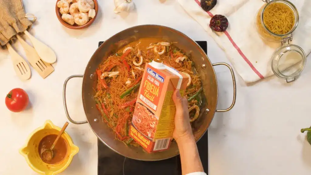 Fideuá fácil con gambas y sepia: receta sencilla para disfrutar sin complicaciones