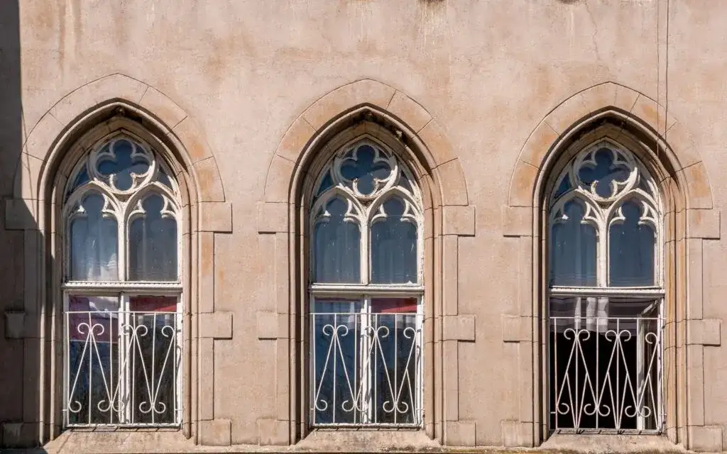 Pałac w Jędrzejowie: fascynująca historia i architektura czekają na Ciebie