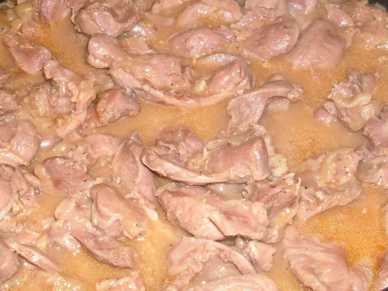 Jak przygotować żołądki drobiowe duszone z cebulką - prosty przepis