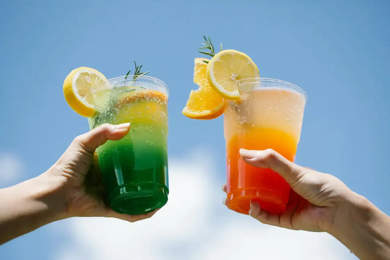 Jak serwować zimne napoje w barze? Pomysły podania