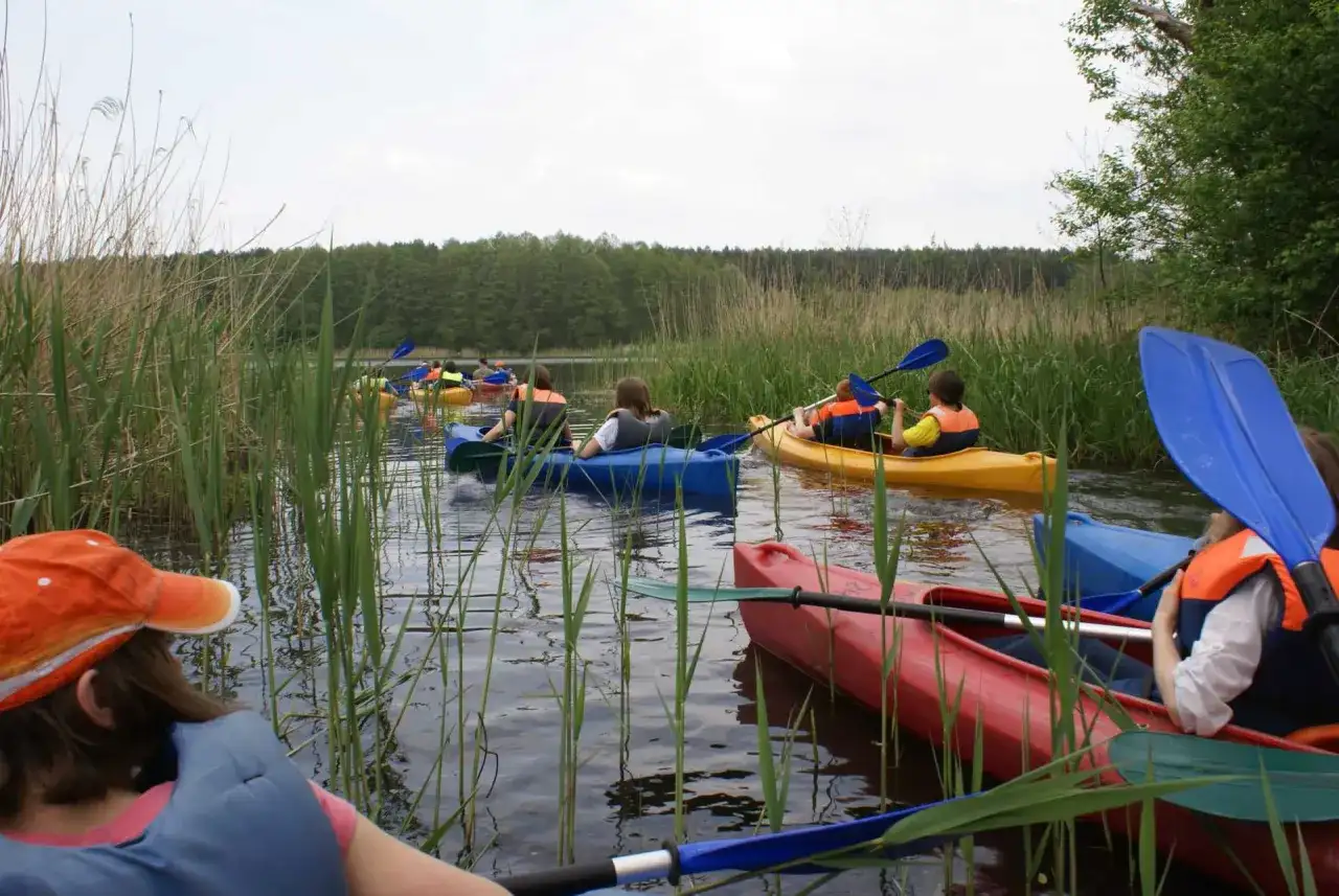 Spływ kajakowy Lubrza: idealna trasa dla rodzin i początkujących