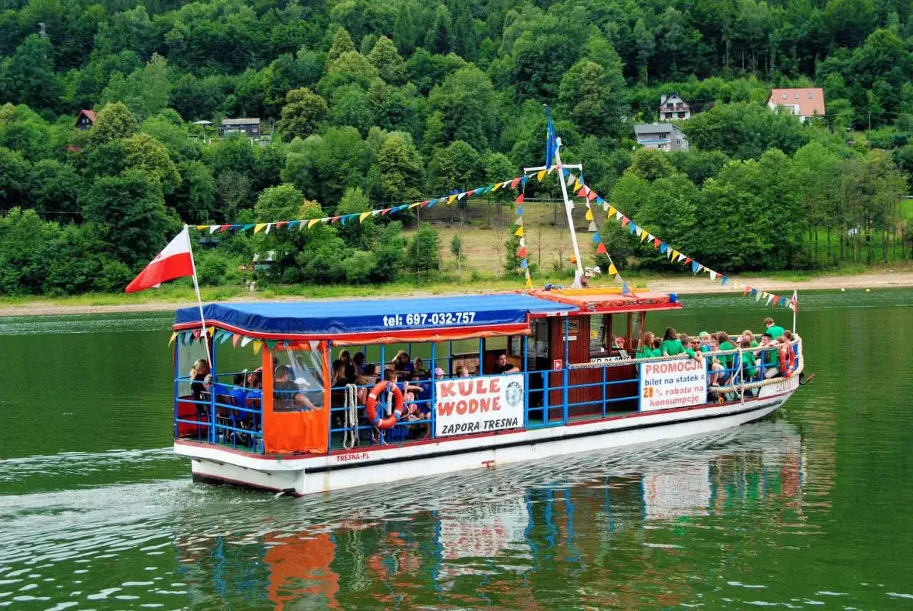 Ile kosztuje rejs statkiem po jeziorze Żywieckim? Sprawdź szczegóły i ceny