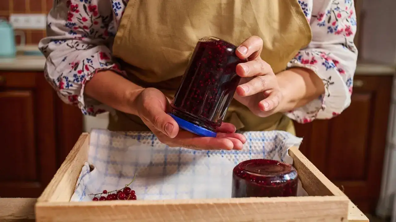 Jak pasteryzować soki w piekarniku? Poznajemy te domowe triki