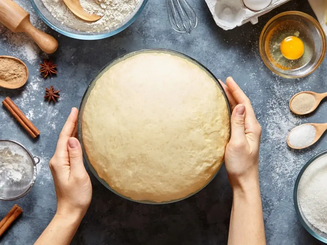 Ciasto na haczyk: Konsystencja, techniki, by nigdy nie spadało!