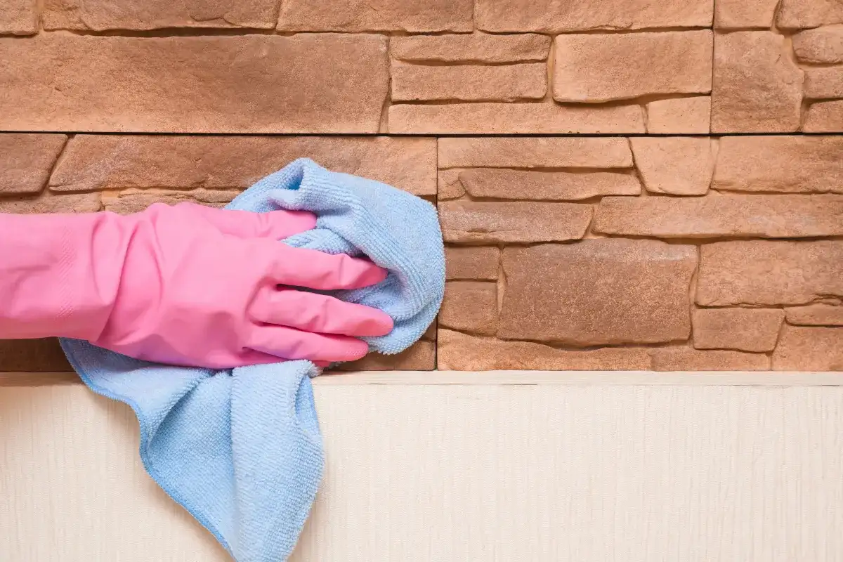 Jak skutecznie czyścić kamień dekoracyjny? Gips, beton, naturalny